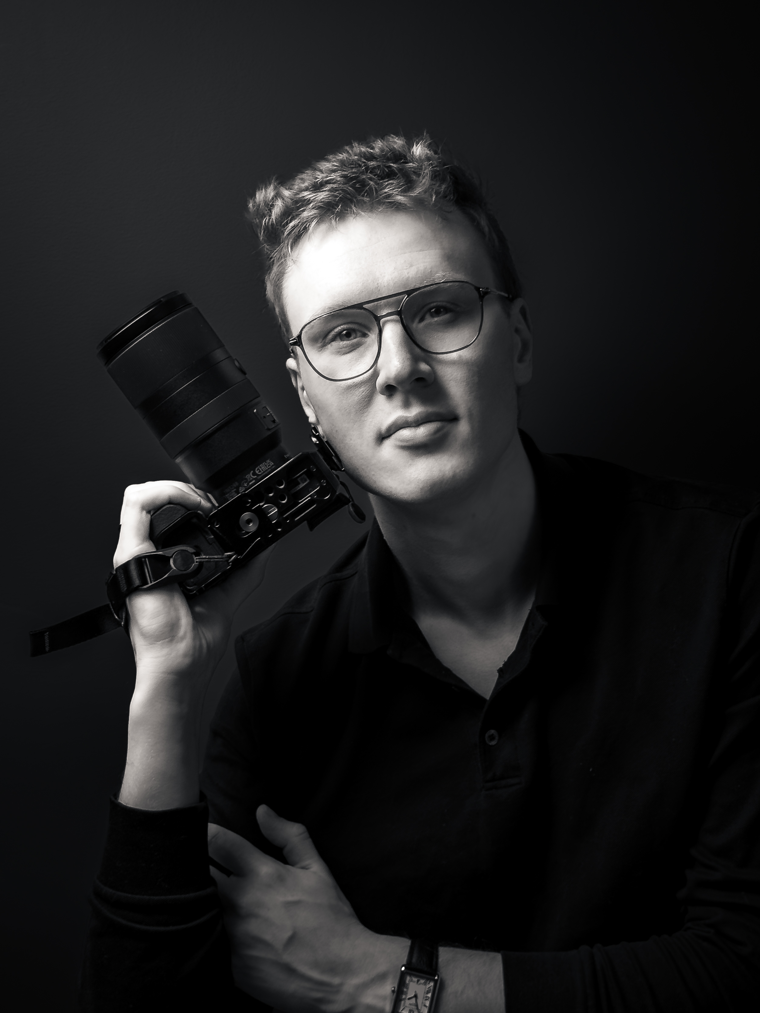 Mikkel, the photographer behind Nítid, holding a camera